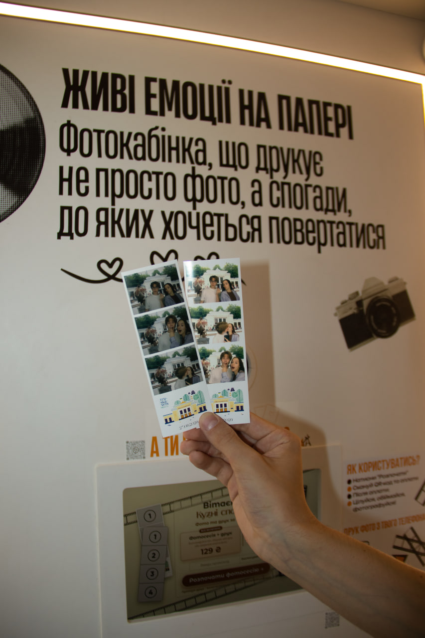 Всередині фотокабінки: готові фотострічки в руці